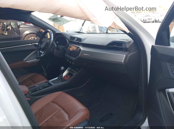 WA1DECF32M1013283 2021 AUDI Q3 White Vista interior delantera