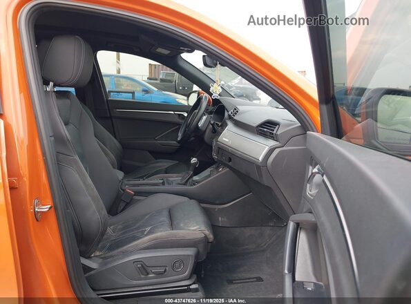 WA1DECF35M1143428 2021 AUDI Q3 Orange Widok wnętrza z przodu