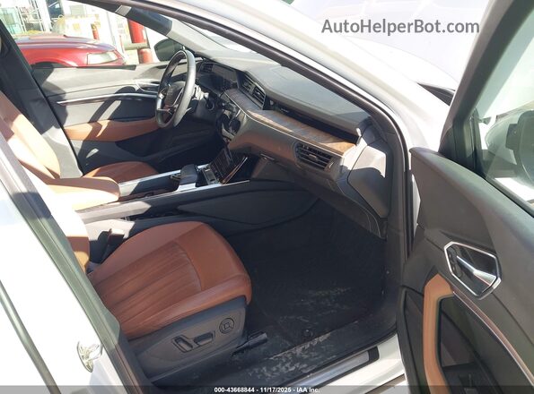 WA1LAAGE9MB024822 2021 AUDI E-TRON White Widok wnętrza z przodu