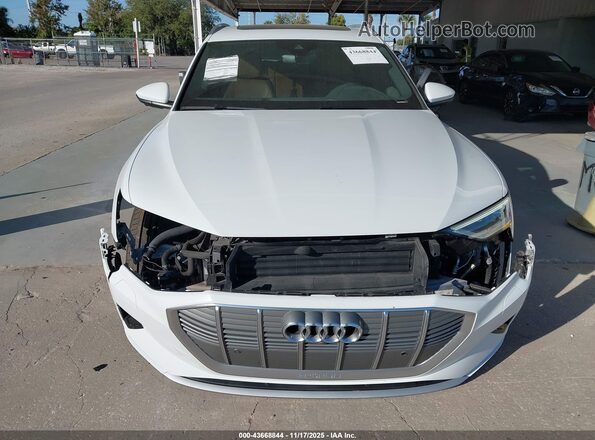 WA1LAAGE9MB024822 2021 AUDI E-TRON White Widok wnętrza z tyłu