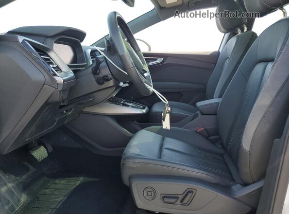 WA1LUBFZ5RP041760 2024 AUDI Q4 White Widok wnętrza z przodu