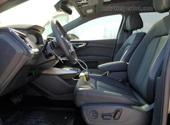WA1MUBFZ8SP042797 2025 AUDI Q4 Black 