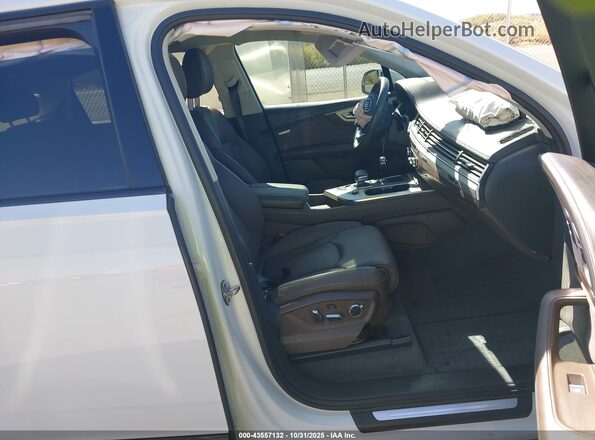 WA1VAAF74KD003289 2019 AUDI Q7 White Front interior view