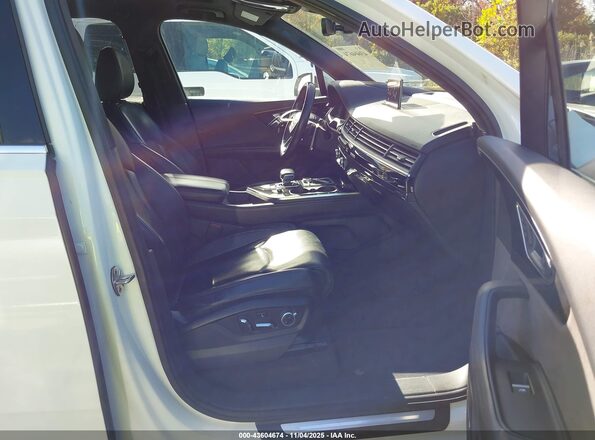 WA1VAAF7XHD029470 2017 AUDI Q7 White Front interior view