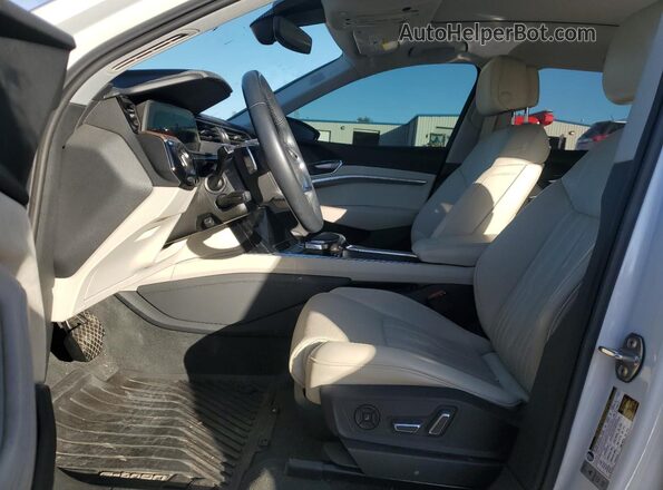 WA1VABGEXKB011296 2019 AUDI E-TRON White Front interior view