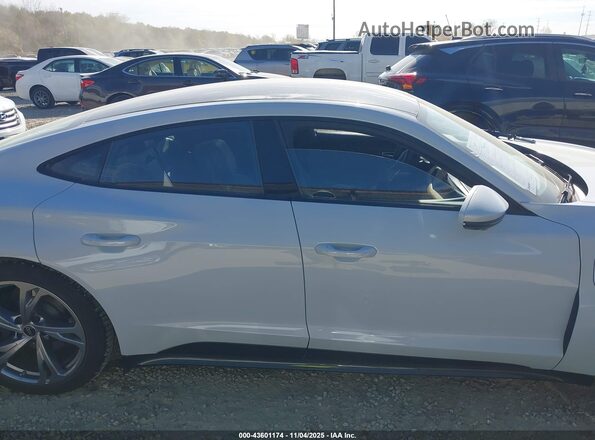 WAUDJBFW8R7002070 2024 AUDI E-TRON White Սալոնի 360 աստիճան տեսք