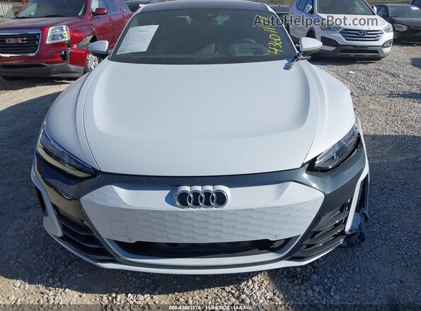 WAUDJBFW8R7002070 2024 AUDI E-TRON White Հետևի տեսք