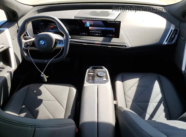 WB523CF00SCU13476 2025 BMW IX Black Vista del salpicadero