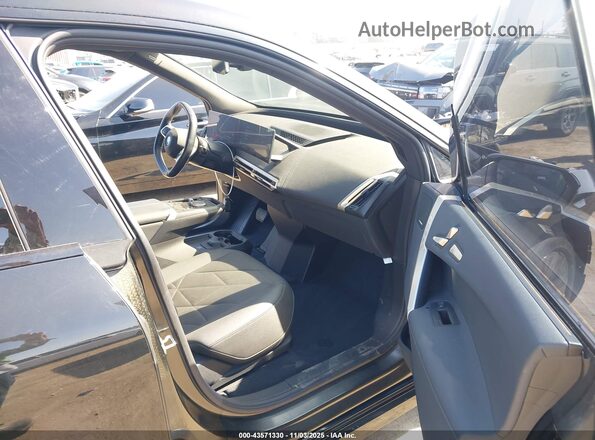WB523CF05RCN46325 2024 BMW IX Black Вид салону спереду