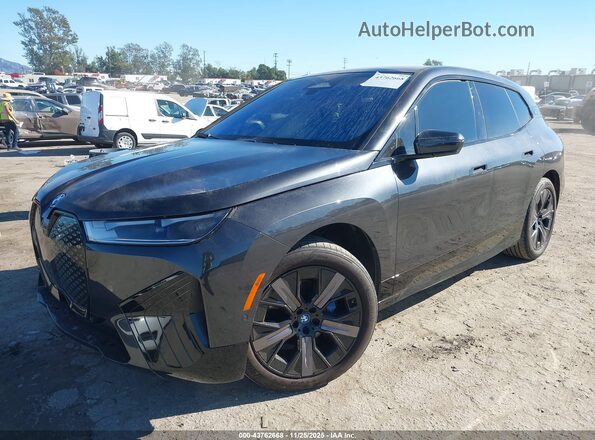 WB523CF08RCR62983 2024 BMW IX Gray Vista tres cuartos delantera izquierda
