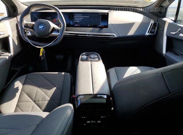 WB523CF09SCS15673 2025 BMW IX Gray Widok deski rozdzielczej