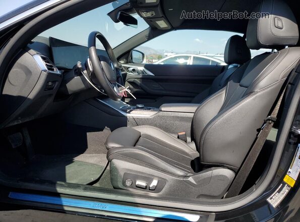 WBA23AT05RCN89346 2024 BMW 4 SERIES Черный Вид салона спереди