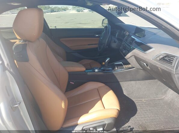 WBA2J1C50JVD09197 2018 BMW 2 SERIES Серебряный Вид салона спереди