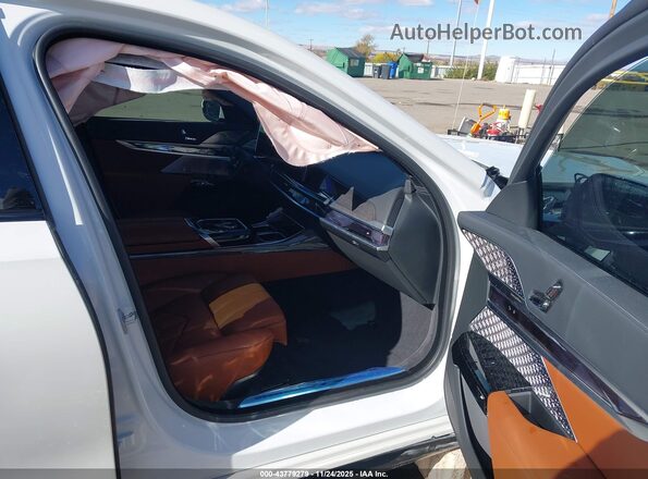 WBA33EJ08SCV55132 2025 BMW 7 SERIES White Вид салону спереду