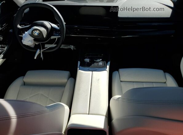 WBA43FJ01SCU32184 2025 BMW 5 SERIES Black Dashboard view