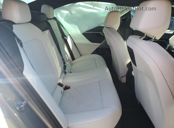 WBA43FJ02RCS16404 2024 BMW 5 SERIES Gray Vista de los asientos traseros