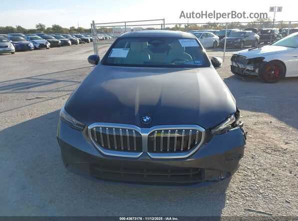 WBA43FJ03RCS17352 2024 BMW 5 SERIES Black ხელსაწყოთა პანელის ხედი
