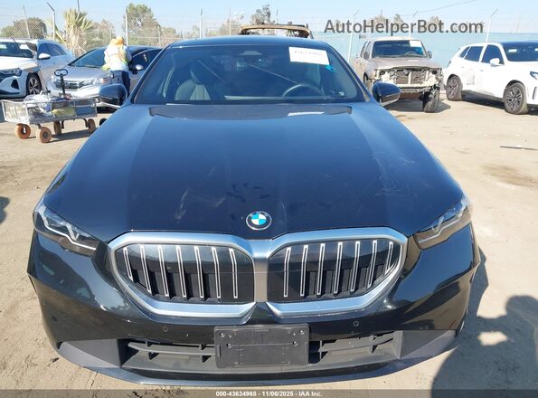 WBA43FJ06RCS86679 2024 BMW 5 SERIES Black წინა პანელის ხედი
