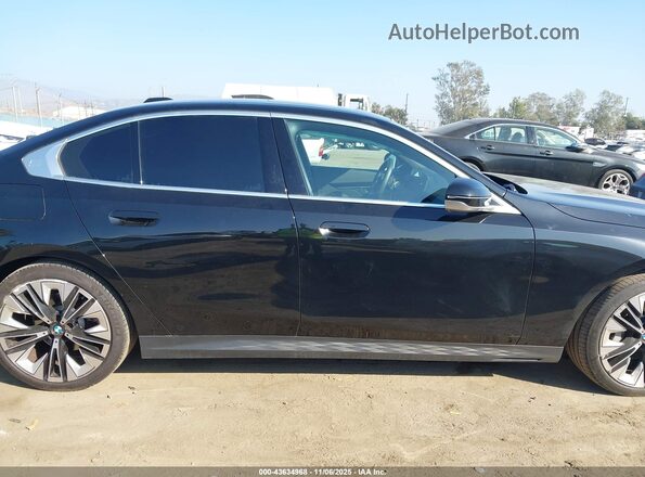 WBA43FJ06RCS86679 2024 BMW 5 SERIES Black ხელსაწყოთა პანელის ხედი