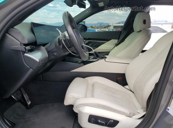 WBA43FJ07RCP96300 2024 BMW 5 SERIES Зеленый Вид салона спереди