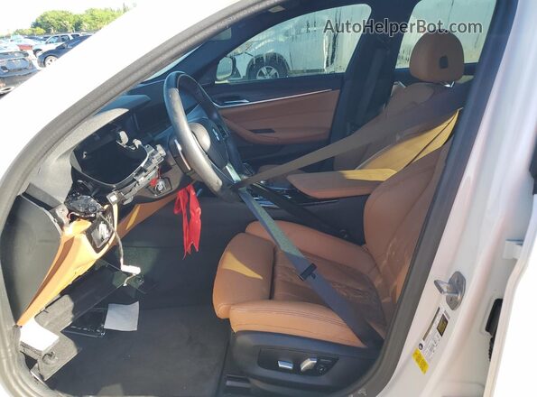 WBA53BH05PWY19166 2023 BMW 5 SERIES Белый Вид салона спереди