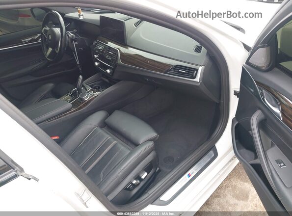WBA53BJ00MCF56384 2021 BMW 5 SERIES White Front interior view
