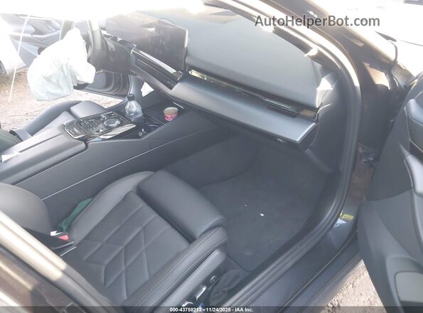 WBA53FJ07RCS70432 2024 BMW 5 SERIES Gray Vista interior delantera
