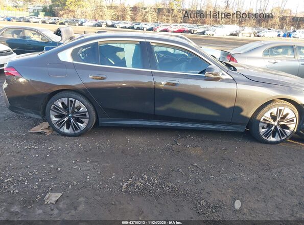 WBA53FJ07RCS70432 2024 BMW 5 SERIES Gray Vista interior trasera