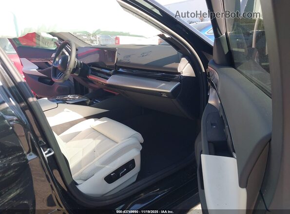 WBA63FJ04SCU18563 2025 BMW 5 SERIES Black Front interior view