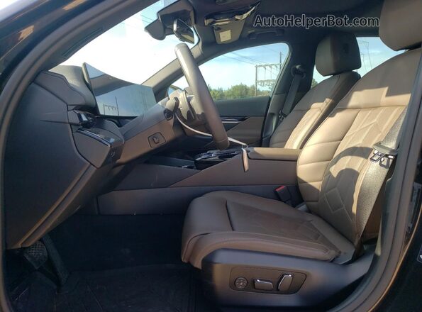 WBA63FJ05RCR20430 2024 BMW 5 SERIES Черный Вид салона спереди