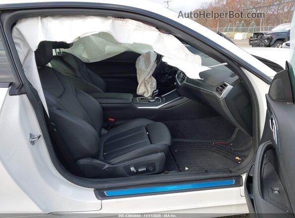 WBA73AP08MCF89174 2021 BMW 4 SERIES Белый Вид салона спереди