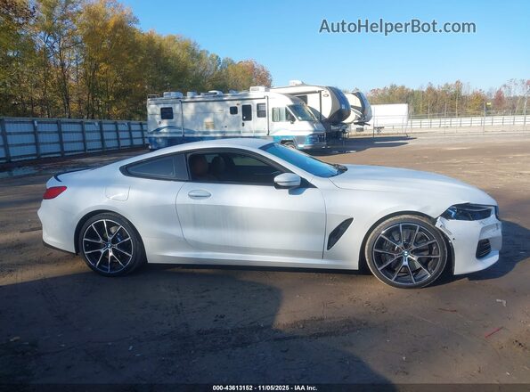 WBAAE4C05RCR08896 2024 BMW 8 SERIES White Vista interior trasera