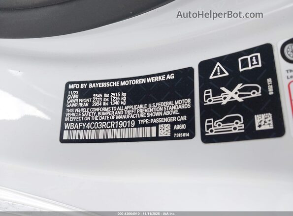 WBAFY4C03RCR19019 2024 BMW M8 Белый Вид подкапотного пространства