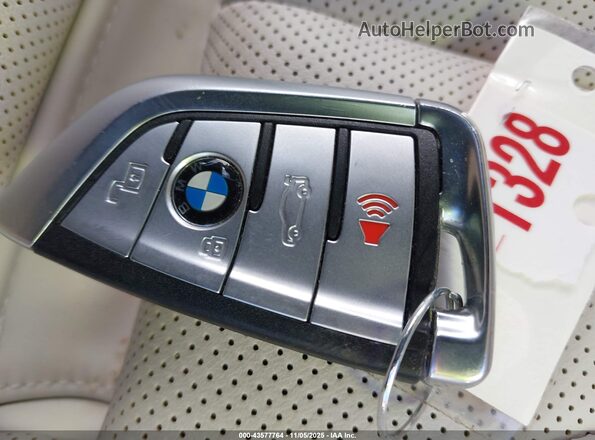 WBAFY4C03SCU16855 2025 BMW M8 Gray Առջևի վահանակի տեսք