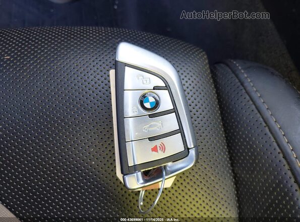WBAGV8C03MCF82920 2021 BMW M8 Gray Առջևի վահանակի տեսք