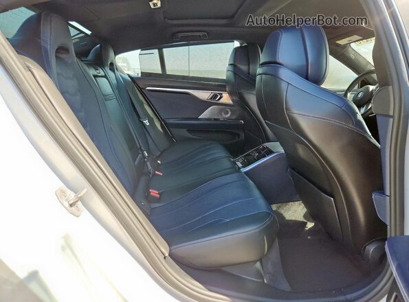 WBAGV8C08LBP49046 2020 BMW M8 White Vista de los asientos traseros