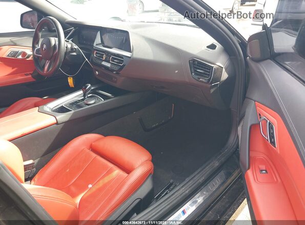 WBAHF3C09NWX45121 2022 BMW Z4 Black Front interior view
