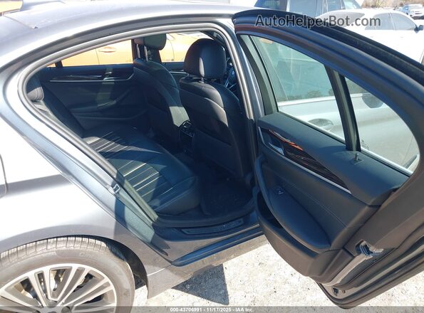 WBAJR7C03LWW70008 2020 BMW 5 SERIES Gray VIN კოდის სტიკერის ხედი
