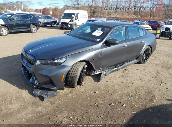 WBS83FK02SCU36580 2025 BMW M5 Black Առջևի ձախ երեք քառորդ տեսարան
