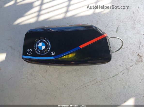 WBS83FK02SCU36580 2025 BMW M5 Black Առջևի վահանակի տեսք