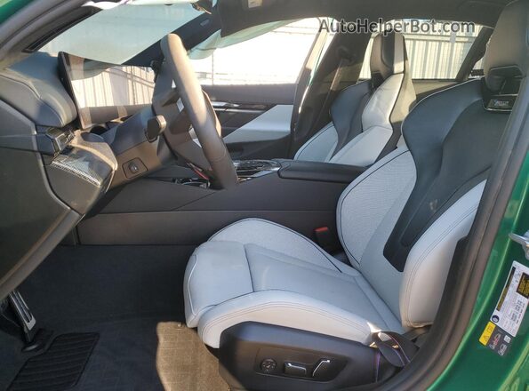 WBS83FK05TCV67939 2026 BMW M5 Зеленый Вид салона спереди