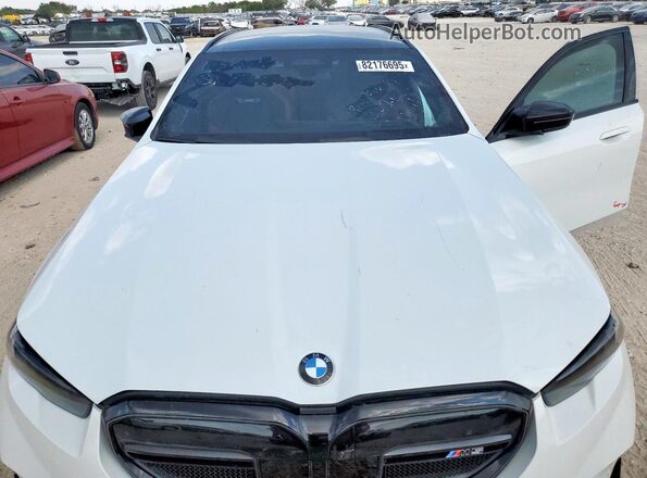 WBS83GV08SCV84024 2025 BMW M5 White Вид задньої частини салону