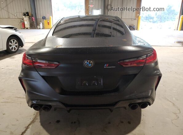WBSAE0C03LCD77034 2020 BMW M8 Black Widok z tyłu
