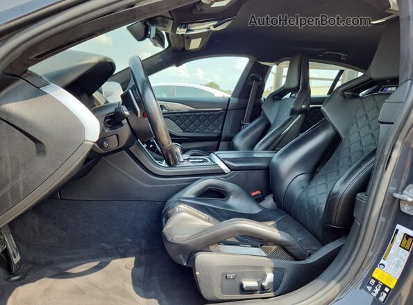 WBSGV0C02NCJ22692 2022 BMW M8 Серый Вид салона спереди