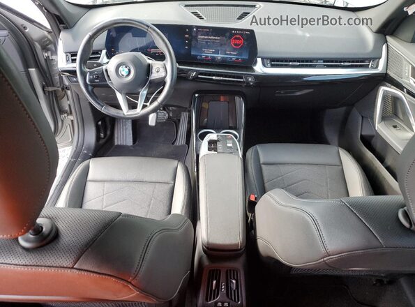 WBX73EF00P5W44334 2023 BMW X1 Silver Vista del salpicadero