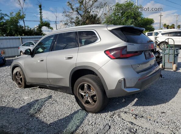 WBX73EF00P5W44334 2023 BMW X1 Silver Trasero izquierdo