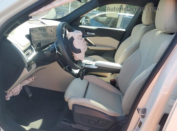 WBX73EF00S5291876 2025 BMW X1 White Vista interior delantera