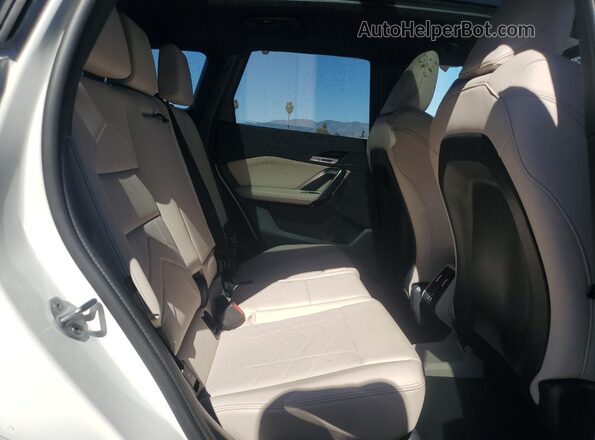 WBX73EF00S5291876 2025 BMW X1 White Vista interior trasera