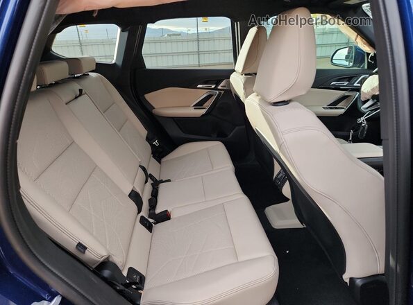 WBX73EF01S5367377 2025 BMW X1 Blue Vista interior trasera