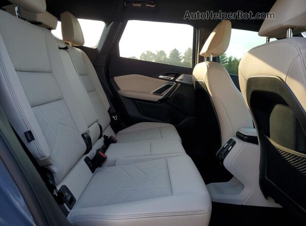 WBX73EF07R5013308 2024 BMW X1 Blue Vista interior trasera